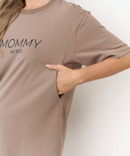 Alternative view of Кофейная футболка для мам Mommy est 2026