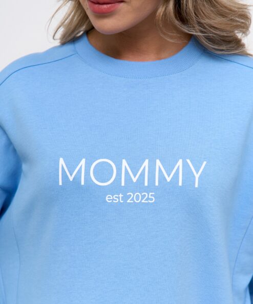 Alternative view of Голубой свитшот для мам Mommy est 2025