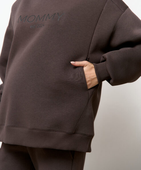 Alternative view of Кофейный теплый свитшот для будущих и кормящих мам MOMMY est 2025