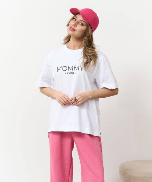 Белая футболка для мам Mommy est 2025 Белая футболка для мам Mommy est 2025