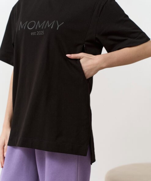 Alternative view of Черная футболка для мам Mommy est 2025
