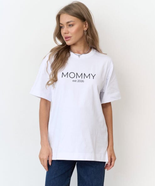 Белая футболка для мам Mommy est 2026