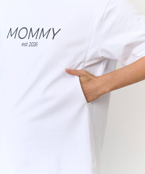 Alternative view of Белая футболка для мам Mommy est 2026