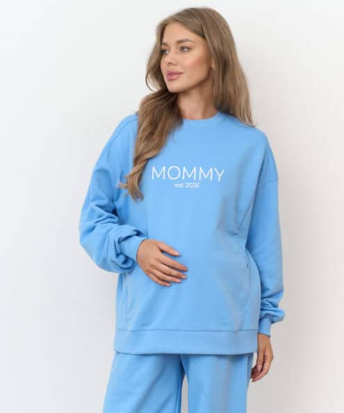 Голубой свитшот для будущих и кормящих мам MOMMY est 2026