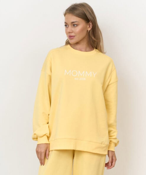 Желтый свитшот для будущих и кормящих мам MOMMY est 2026